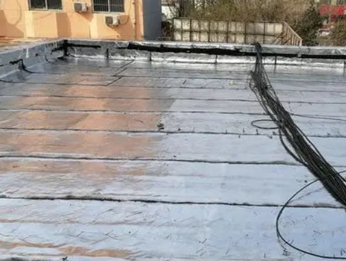 无为卫生间漏水维修公司分享下无为屋面楼顶防水刚性防水层施工要点。